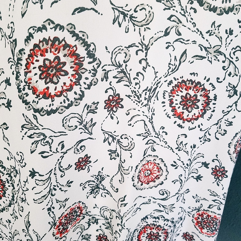 Ann Taylor White Floral V-Neck Blouse with Red Accents - Picture 6 of 8
